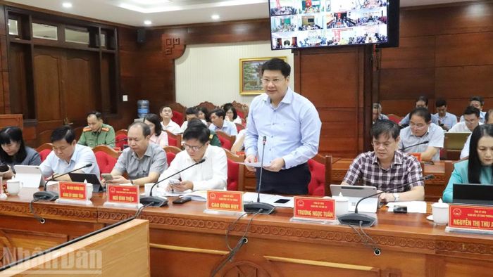 Giám đốc Sở Tài chính tỉnh Đắk Lắk Cao Đình Huy báo cáo kết quả phát triển kinh tế, xã hội, bảo đảm quốc phòng 9 tháng đầu năm và phương hướng, nhiệm vụ 3 tháng cuối năm. (Ảnh: CÔNG LÝ)