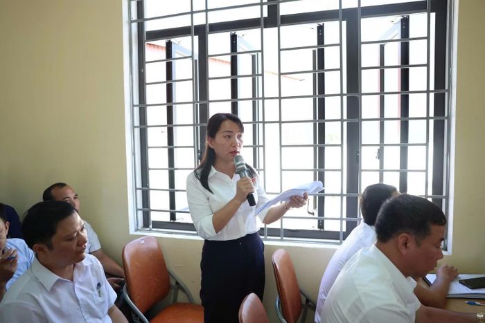Các cử tri phản ánh kiến nghị tại hội nghị. (Ảnh: DƯƠNG DUYÊN)
