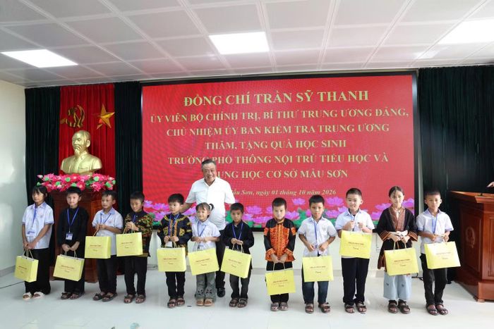 Đồng chí Chủ nhiệm Ủy ban Kiểm tra Trung ương thăm và tặng quà học sinh tại Trường Phổ thông nội trú tiểu học và trung học cơ sở Mẫu Sơn. (Ảnh: DƯƠNG DUYÊN)