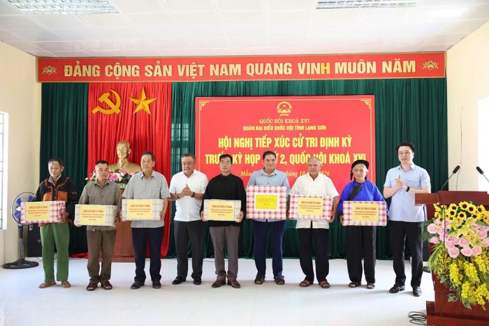 Đồng chí Chủ nhiệm Ủy ban Kiểm tra Trung ương và đồng chí Phó Bí thư Thường trực Tỉnh ủy Lạng Sơn tặng quà cho các hộ dân có hoàn cảnh khó khăn trên địa bàn. (Ảnh: DƯƠNG DUYÊN)