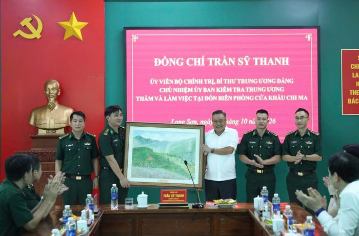 Đồng chí Chủ nhiệm Ủy ban Kiểm tra Trung ương thăm và làm việc tại Đồn Biên phòng cửa khẩu Chi Ma. (Ảnh: TUYẾT MAI)