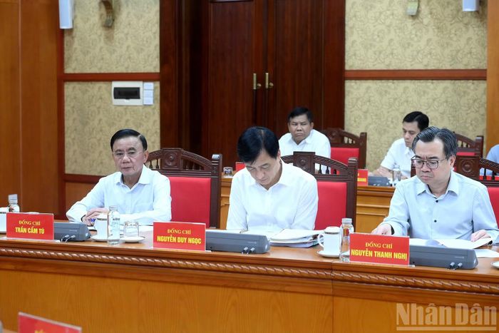 Thường trực Ban Bí thư Trần Cẩm Tú, các đồng chí lãnh đạo và các đại biểu tham dự cuộc làm việc.