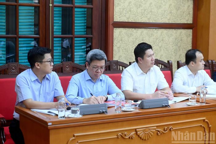 Các đại biểu tham dự cuộc làm việc.