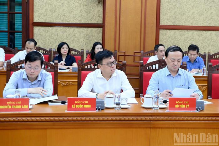 Các đại biểu tham dự cuộc làm việc.