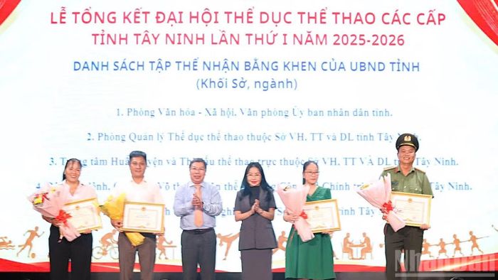 Tập thể khối Sở, ngành nhận Bằng khen của Chủ tịch Ủy ban nhân dân tỉnh Tây Ninh. (Ảnh: THANH PHONG)