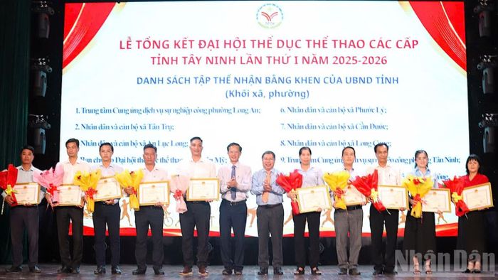 Tập thể khối các xã, phường nhận Bằng khen của Chủ tịch Ủy ban nhân dân tỉnh Tây Ninh. (Ảnh: THANH PHONG)