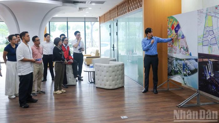 Nhà đầu tư tìm hiểu Trung tâm tài chính quốc tế Việt Nam tại thành phố Đà Nẵng trong khuôn khổ Tuần lễ Kinh tế, tài chính và công nghệ Đà Nẵng 2026. (Ảnh: CÔNG VINH)