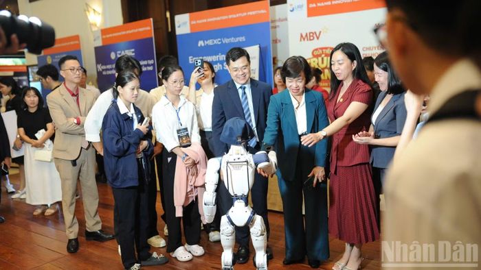 Đà Nẵng đang đẩy mạnh phát triển khoa học, công nghệ, đổi mới sáng tạo và chuyển đổi số. Ảnh các đại biểu trải nghiệm không gian công nghệ tại Ngày hội Khởi nghiệp đổi mới sáng tạo thành phố Đà Nẵng-SURF 2026. (Ảnh: CÔNG VINH).