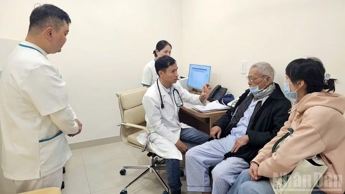 Bác sĩ tư vấn trước khi khám, chữa bệnh cho người cao tuổi tại Lâm Đồng. (Ảnh: BẢO VĂN)