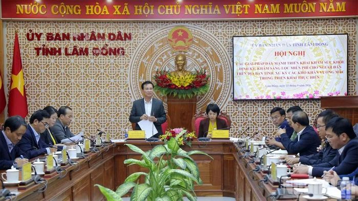 Ủy viên Trung ương Đảng, Chủ tịch Ủy ban nhân dân tỉnh Lâm Đồng Hồ Văn Mười làm việc với các đơn vị để nắm bắt tiến độ và triển khai giải pháp khám sức khỏe định kỳ, khám sàng lọc miễn phí cho người dân trên địa bàn tỉnh. (Ảnh: BẢO VĂN)