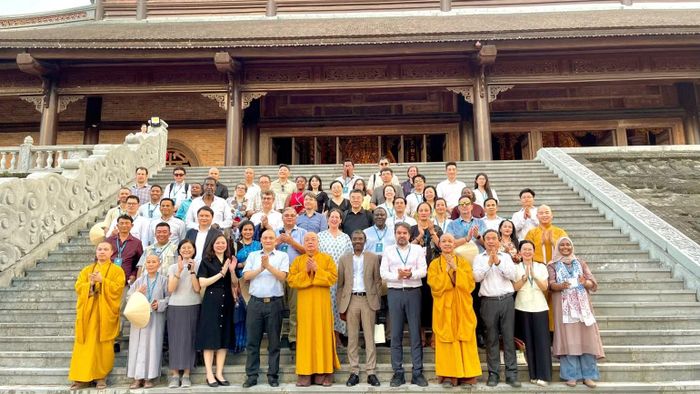 Các đại biểu chụp ảnh lưu niệm. (Ảnh: YẾN TRINH)