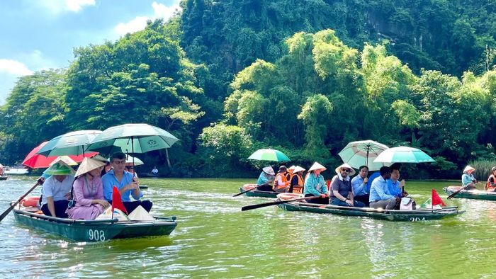 Các đại biểu tham quan Khu du lịch sinh thái Tràng An, tìm hiểu thực tiễn công tác bảo tồn, quản lý và phát huy giá trị di sản gắn với cộng đồng. (Ảnh: YẾN TRINH)