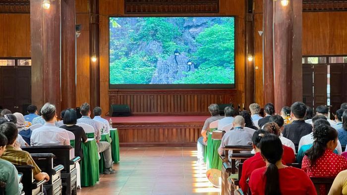 Các đại biểu xem phóng sự tổng quan về Quần thể danh thắng Tràng An tại nhà khách bến thuyền Tràng An. (Ảnh: YẾN TRINH)