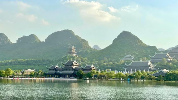 Các giá trị cảnh quan, văn hóa và tâm linh tại Tam Chúc được bảo tồn trong mối quan hệ hài hòa giữa thiên nhiên và các công trình văn hóa, tín ngưỡng, đời sống tinh thần của cộng đồng. (Ảnh: YẾN TRINH)