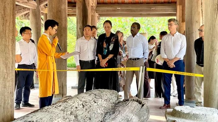 Đoàn đại biểu tham quan những hiện vật khảo cổ được trưng bày tại đình Tam Chúc. (Ảnh: YẾN TRINH)