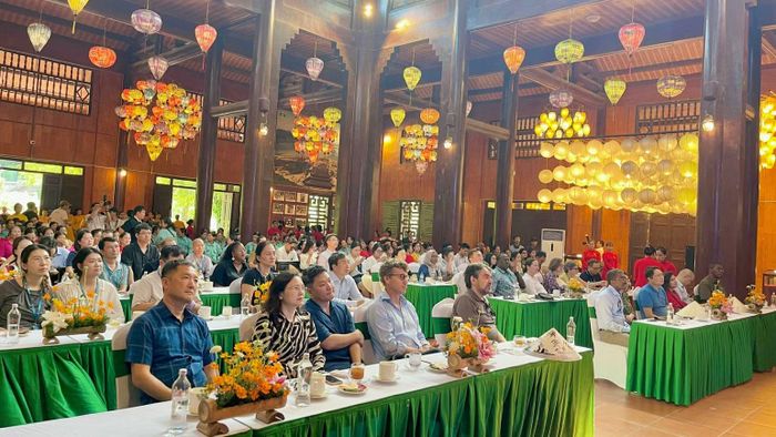 Các đại biểu tham dự chương trình tham quan, làm việc tại Khu lịch sinh thái Tràng An. (Ảnh: YẾN TRINH)