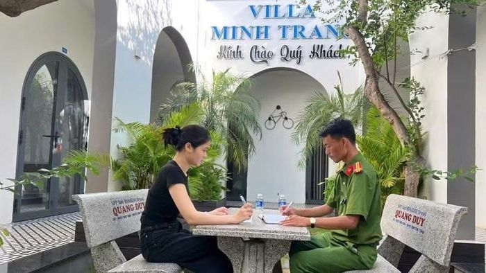 Công an đặc khu Phú Quý kiểm tra các cơ sở lưu trú trên địa bàn. (ẢNH: TRÂM HẬU)