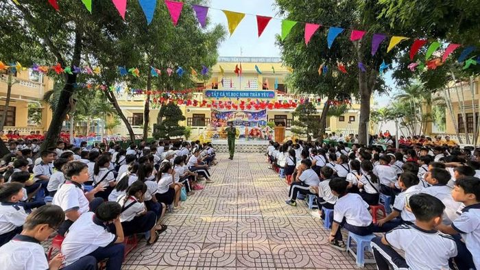 Công an đặc khu tổ chức tuyên truyền phòng, chống ma túy trong trường học. (ẢNH: TRÂM HẬU)
