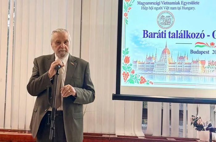 Chủ tịch Hội Hữu nghị Hungary-Việt Nam chia sẻ tại buổi gặp mặt. (Ảnh: Đại sứ quán Việt Nam tại Hungary cung cấp)
