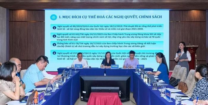 Đại biểu dự Hội thảo khởi động, giới thiệu sáng kiến “Nâng cao điều kiện nước sạch, vệ sinh và vệ sinh cá nhân tại các trường học nội trú, bán trú liên cấp tiểu học và trung học cơ sở vùng dân tộc thiểu số” tại tỉnh Điện Biên. (Ảnh: LÊ LAN)