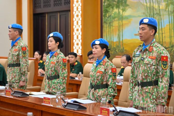 Bốn sĩ quan Quân đội nhân dân Việt Nam nhận quyết định thực hiện nhiệm vụ. (Ảnh: THẾ ĐẠI)
