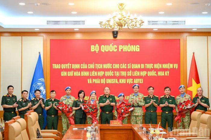 Các đại biểu tại buổi lễ. (Ảnh: THẾ ĐẠI)