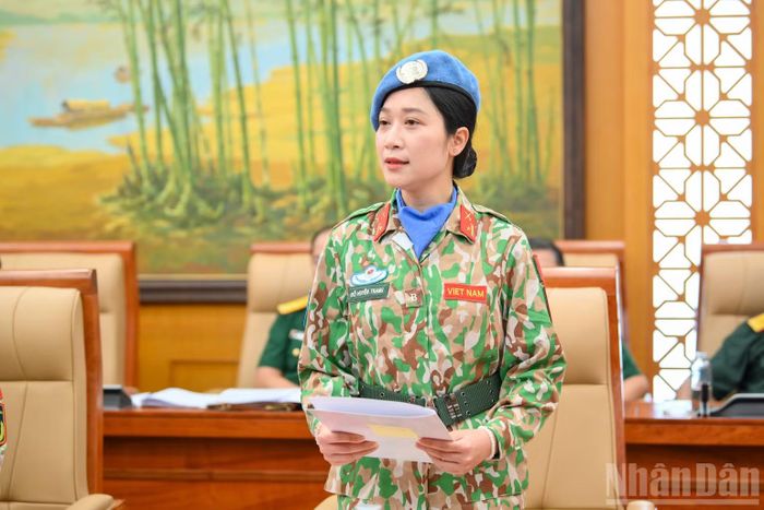 Thiếu tá Đỗ Huyền Trang thay mặt các sĩ quan nhận nhiệm vụ phát biểu tại buổi lễ. (Ảnh: THẾ ĐẠI)