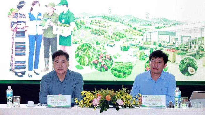 Giám đốc Trung tâm Khuyến nông quốc gia Lê Quốc Thanh và Giám đốc Trung tâm khuyến nông Lâm Đồng Nguyễn Văn Chương chủ trì tọa đàm. (Ảnh: BẢO VĂN)