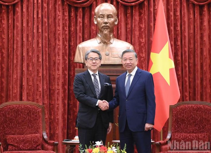 Tổng Bí thư, Chủ tịch nước Tô Lâm và ông Maeda Tadashi, Chủ tịch Hội đồng quản trị Ngân hàng Hợp tác Quốc tế Nhật Bản (JBIC). (Ảnh: ĐĂNG KHOA)