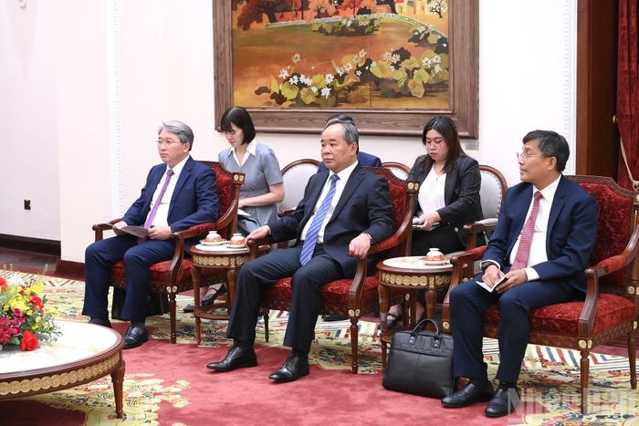 Các đại biểu tham dự cuộc tiếp.