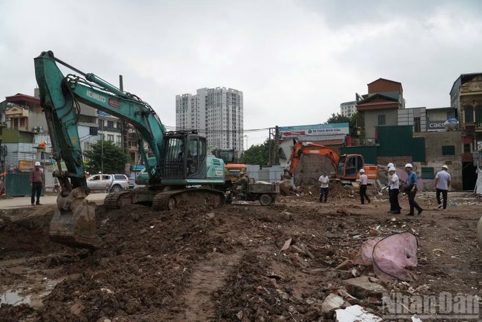 Đường Nguyễn Cảnh Dị Hà Nội sau hơn 23 năm kéo dài do vướng mắc giải phóng mặt bằng sắp về đích nhờ phương châm hành động "6 rõ" từ Thành ủy và Ủy ban nhân dân thành phố Hà Nội.