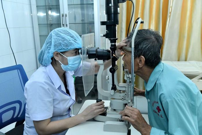 Khám bệnh cho người dân tuyến cơ sở tại Quảng Trị. (Ảnh: ANH SƠN)