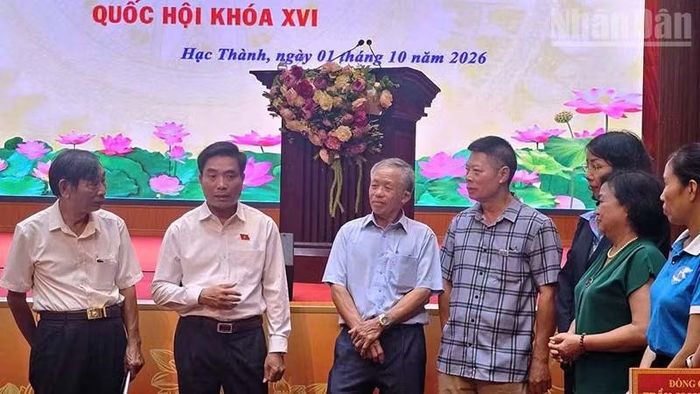 Phó Chủ tịch Quốc hội Nguyễn Doãn Anh trao đổi với cử tri Thanh Hóa. (Ảnh: Mai Luận)