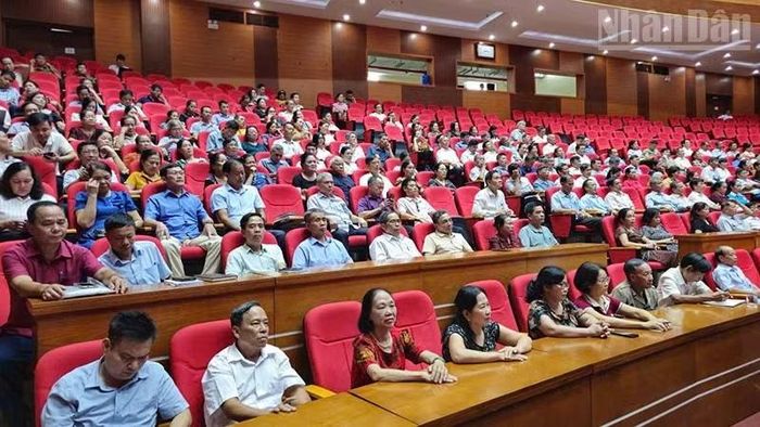 Cử tri phường Hạc Thành, tỉnh Thanh Hóa tham dự hội nghị. (Ảnh: Mai Luận)