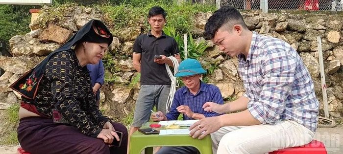 Cán bộ xã kiểm đếm danh sách hộ nghèo được hỗ trợ gia súc.