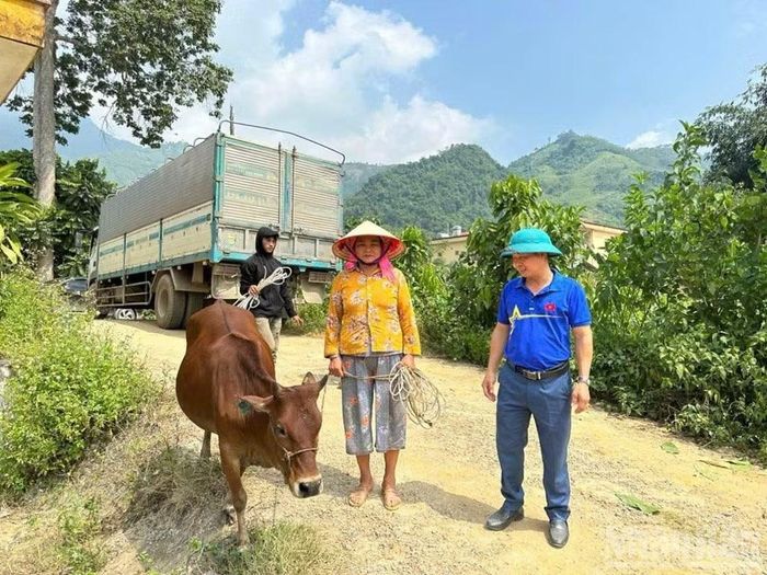 Niềm vui của đồng bào khi nhận hỗ trợ.