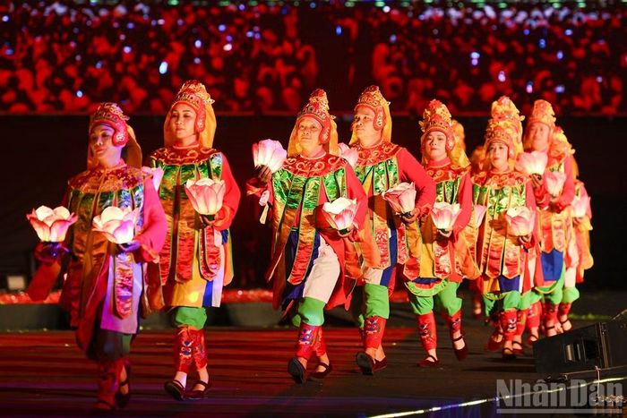Tiết mục “Lục cúng hoa đăng”.