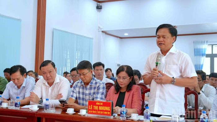 Giám đốc Sở Nông nghiệp và Môi trường tỉnh Cà Mau Tô Hoài Phương (đứng) giải đáp yêu cầu của cử tri xã Tân Lộc liên quan vấn đề đất đai. (Ảnh: HỮU TÙNG)