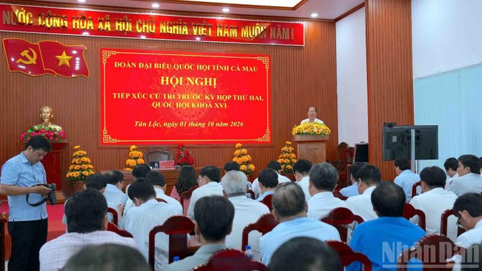 Quang cảnh buổi tiếp xúc cử tri của Đoàn đại biểu Quốc hội tỉnh Cà Mau tại điểm cầu hội trường Ủy ban nhân dân xã Tân Lộc (tỉnh Cà Mau). (Ảnh: HỮU TÙNG)