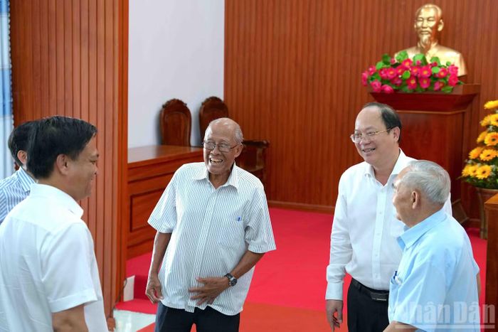Đồng chí Nguyễn Hồ Hải, Ủy viên Trung ương Đảng, Bí thư Tỉnh ủy, Trưởng đoàn Đại biểu Quốc hội tỉnh Cà Mau (thứ 2 từ phải qua) trò chuyện thân tình với các cử tri cao niên bên lề buổi tiếp xúc. (Ảnh: HỮU TÙNG)