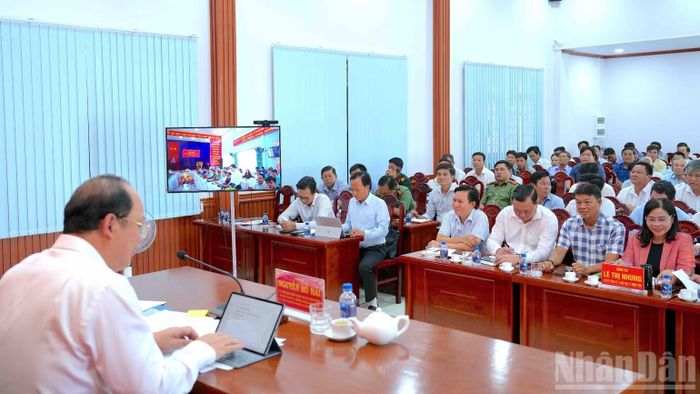 Buổi tiếp xúc cử tri tại xã Tân Lộc được kết nối trực tuyến với điểm cầu xã Khánh Lâm và Nguyễn Phích (tỉnh Cà Mau). (Ảnh: HỮU TÙNG)
