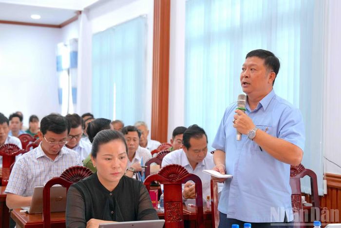 Phó Giám đốc Sở Nội vụ tỉnh Cà Mau Lê Minh Hiền (bìa phải) giải đáp thắc mắc của cử tri xã Tân Lộc liên quan chế độ chính sách. (Ảnh: HỮU TÙNG)