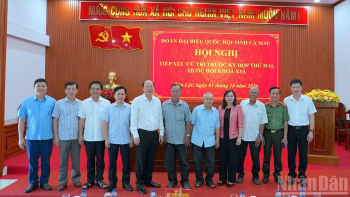 Bí thư Tỉnh ủy, Trưởng đoàn Đại biểu Quốc hội tỉnh Cà Mau Nguyễn Hồ Hải (thứ 5 từ trái qua), cùng lãnh đạo Hội đồng nhân dân và các sở, ngành tỉnh chụp ảnh lưu niệm với cử tri nhân buổi tiếp xúc vào chiều 1/10. (Ảnh: HỮU TÙNG)