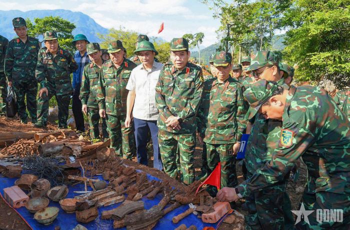 Thượng tướng Nguyễn Văn Gấu, Thứ trưởng Bộ Quốc phòng và lãnh đạo Quân khu 2 chỉ đạo công tác tìm kiếm, quy tập hài cốt liệt sĩ tại điểm cao 685.