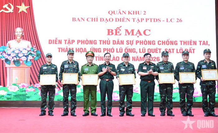 Thủ trưởng Bộ tư lệnh Quân khu 2 tặng quà chúc mừng tập thể, cá nhân có thành tích xuất sắc trong diễn tập phòng thủ dân sự tỉnh Lào Cai năm 2026. Ảnh: HOÀNG TRUNG 