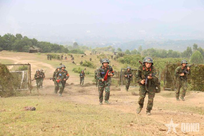  Bộ binh Sư đoàn 316 (Quân khu 2) vượt cửa mở phát triển chiến đấu trong diễn tập. Ảnh: HOÀNG TRUNG