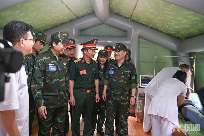 Lãnh đạo Quân khu 2 và tỉnh Lào Cai tham quan bệnh viện dã chiến trong diễn tập phòng thủ dân sự tỉnh Lào Cai năm 2026. Ảnh: HOÀNG TRUNG 