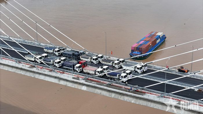 Thử tải cầu Phước Khánh. 