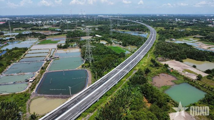 Một đoạn đường dẫn lên cầu Phước Khánh. 