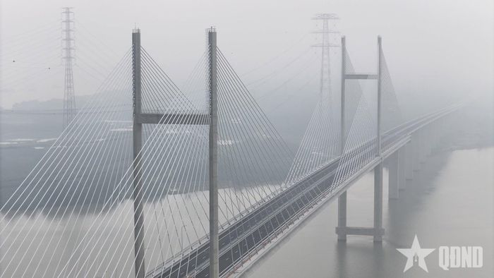 Cầu Bình Khánh bắc qua sông Soài Rạp, một trong hai cầu dây văng lớn trên tuyến cao tốc Bến Lức - Long Thành. 